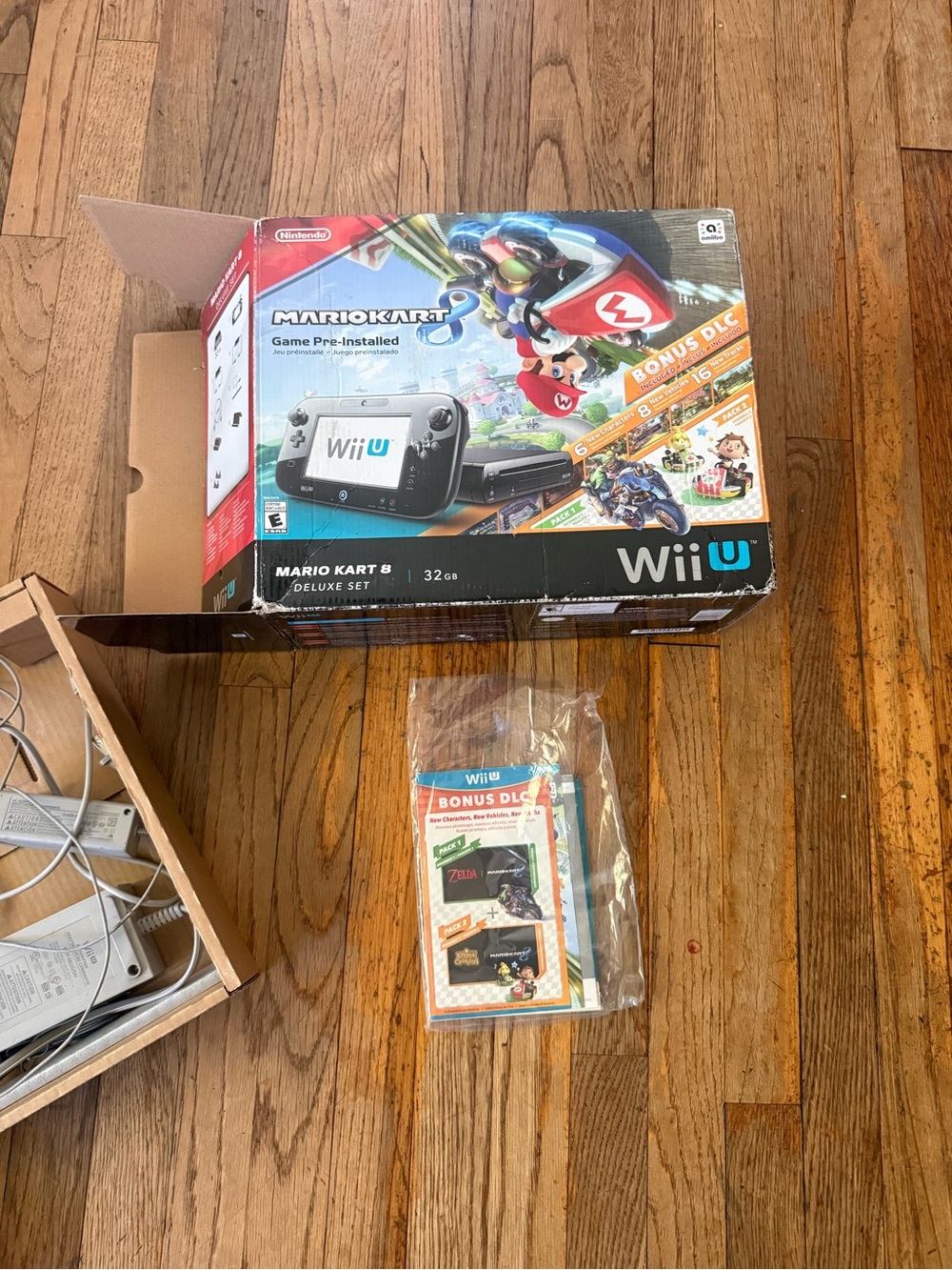 Nintendo Wii U Deluxe Set with Mario Kart 8 Artwork - Black